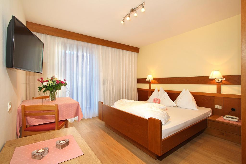Hotel Garni Savoy Castelrotto Habitación foto